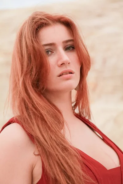 Portret młodego piękna kaukaski kobieta rude stwarzające w pustynnym krajobrazie z piaskiem. — Zdjęcie stockowe