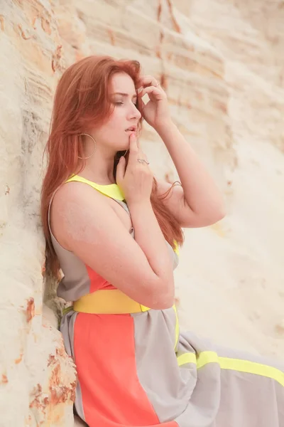 Renkli uzun yaz şifon elbise kum ile çöl manzara poz genç güzel Kafkas kadın. — Stok fotoğraf
