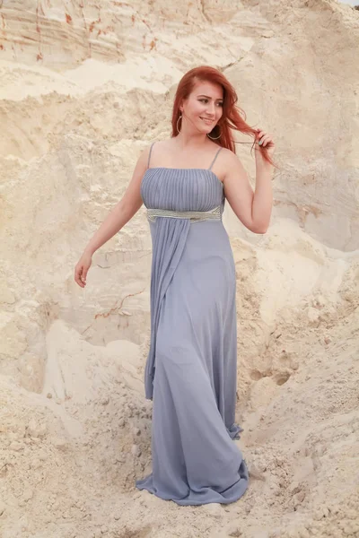 Νέα όμορφη καυκάσιος γυναίκα το βράδυ φόρεμα σιθόν ποζάρει σε τοπίο έρημο με άμμο. — Φωτογραφία Αρχείου