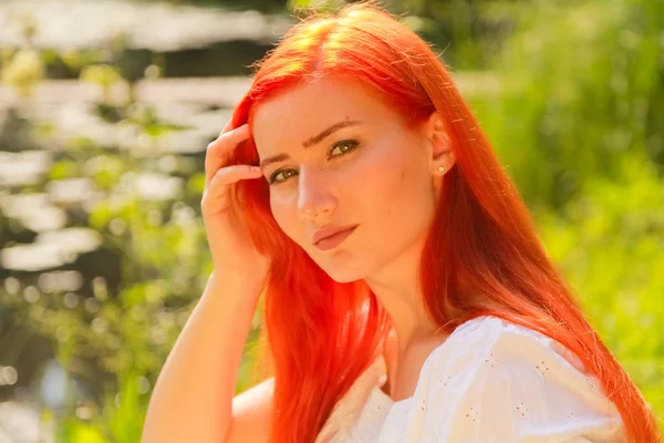 Menina modelo sensual com laranja Caminhadas de cabelo no dia de verão — Fotografia de Stock