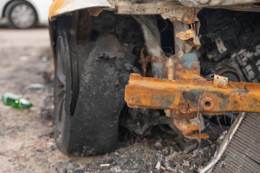 kasıtlı kundakçılık tan sonra araba. bir yangın erimiş sonra tahrip araç sokakta.