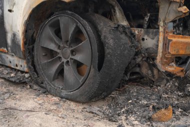 kasıtlı kundakçılık tan sonra araba. bir yangın erimiş sonra tahrip araç sokakta.