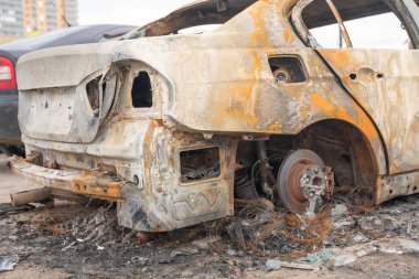 kasıtlı kundakçılık tan sonra araba. bir yangın erimiş sonra tahrip araç sokakta.