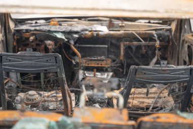 kasıtlı kundakçılık tan sonra araba. bir yangın erimiş sonra tahrip araç sokakta.