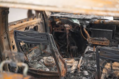 kasıtlı kundakçılık tan sonra araba. bir yangın erimiş sonra tahrip araç sokakta.