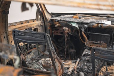 kasıtlı kundakçılık tan sonra araba. bir yangın erimiş sonra tahrip araç sokakta.