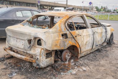 kasıtlı kundakçılık tan sonra araba. bir yangın erimiş sonra tahrip araç sokakta.