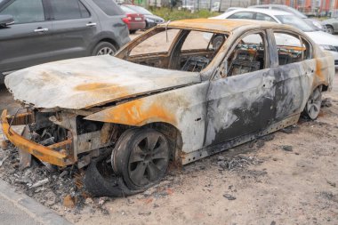 kasıtlı kundakçılık tan sonra araba. bir yangın erimiş sonra tahrip araç sokakta.