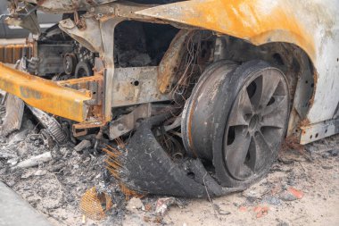 kasıtlı kundakçılık tan sonra araba. bir yangın erimiş sonra tahrip araç sokakta.