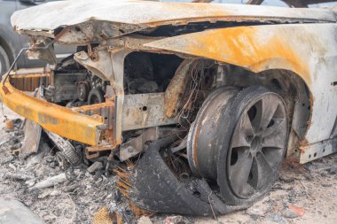 kasıtlı kundakçılık tan sonra araba. bir yangın erimiş sonra tahrip araç sokakta.
