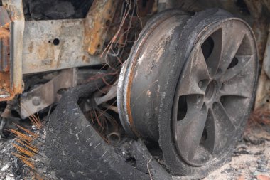 kasıtlı kundakçılık tan sonra araba. bir yangın erimiş sonra tahrip araç sokakta.