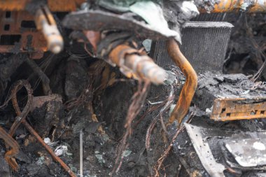kasıtlı kundakçılık tan sonra araba. bir yangın erimiş sonra tahrip araç sokakta.