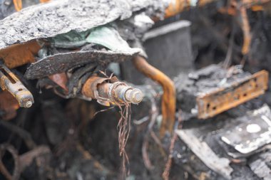 kasıtlı kundakçılık tan sonra araba. bir yangın erimiş sonra tahrip araç sokakta.