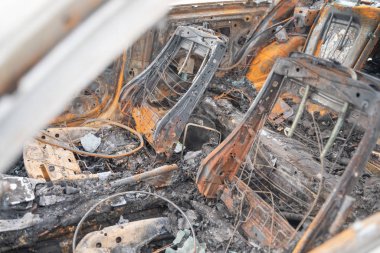 kasıtlı kundakçılık tan sonra araba. bir yangın erimiş sonra tahrip araç sokakta.