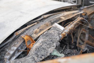 kasıtlı kundakçılık tan sonra araba. bir yangın erimiş sonra tahrip araç sokakta.