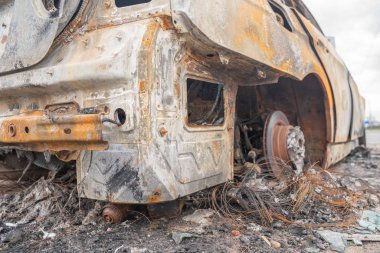 kasıtlı kundakçılık tan sonra araba. bir yangın erimiş sonra tahrip araç sokakta.