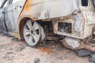 kasıtlı kundakçılık tan sonra araba. bir yangın erimiş sonra tahrip araç sokakta.