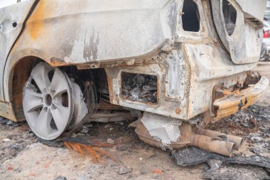 kasıtlı kundakçılık tan sonra araba. bir yangın erimiş sonra tahrip araç sokakta.