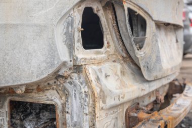 kasıtlı kundakçılık tan sonra araba. bir yangın erimiş sonra tahrip araç sokakta.