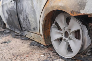 kasıtlı kundakçılık tan sonra araba. bir yangın erimiş sonra tahrip araç sokakta.