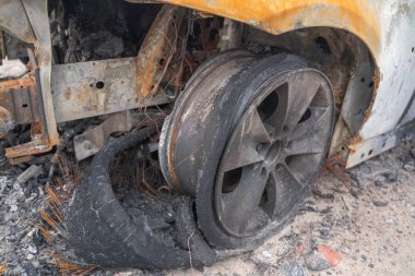 kasıtlı kundakçılık tan sonra araba. bir yangın erimiş sonra tahrip araç sokakta.