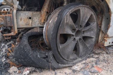 kasıtlı kundakçılık tan sonra araba. bir yangın erimiş sonra tahrip araç sokakta.