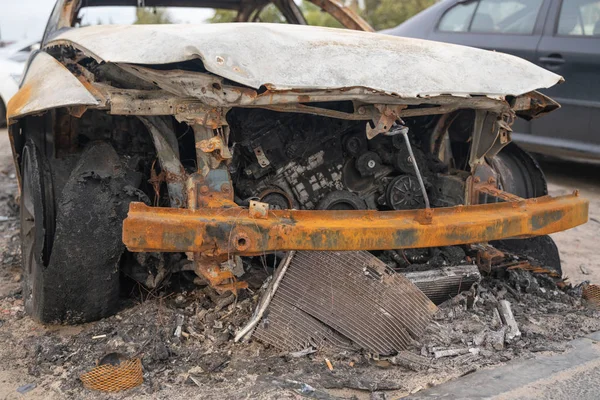 Coche tras incendio intencional. vehículo destruido después de un incendio derretido está en la calle . — Foto de Stock