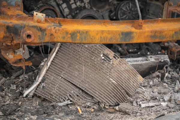 Auto nach vorsätzlicher Brandstiftung. Zerstörtes Fahrzeug nach Brand auf der Straße. — Stockfoto