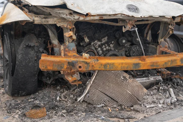 Auto nach vorsätzlicher Brandstiftung. Zerstörtes Fahrzeug nach Brand auf der Straße. — Stockfoto