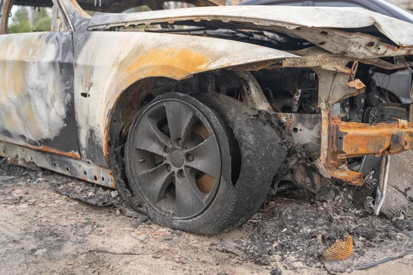 kasıtlı kundakçılık tan sonra araba. bir yangın erimiş sonra tahrip araç sokakta.