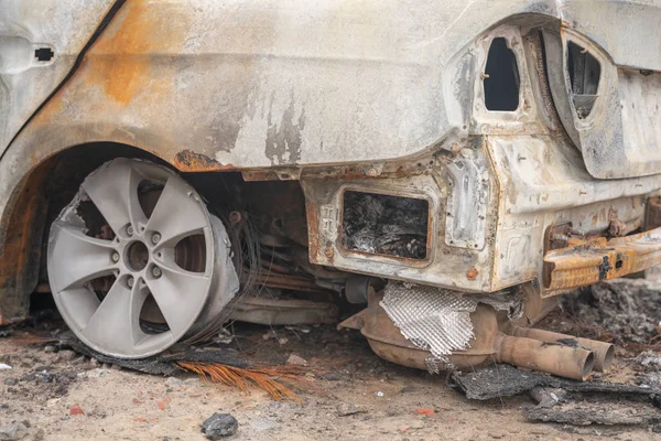 kasıtlı kundakçılık tan sonra araba. bir yangın erimiş sonra tahrip araç sokakta.