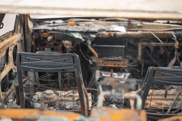 kasıtlı kundakçılık tan sonra araba. bir yangın erimiş sonra tahrip araç sokakta.