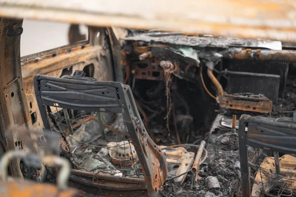 kasıtlı kundakçılık tan sonra araba. bir yangın erimiş sonra tahrip araç sokakta.