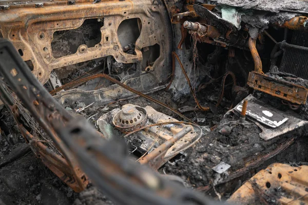 kasıtlı kundakçılık tan sonra araba. bir yangın erimiş sonra tahrip araç sokakta.