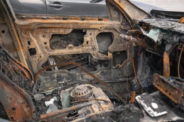 kasıtlı kundakçılık tan sonra araba. bir yangın erimiş sonra tahrip araç sokakta.