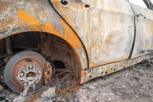 kasıtlı kundakçılık tan sonra araba. bir yangın erimiş sonra tahrip araç sokakta.