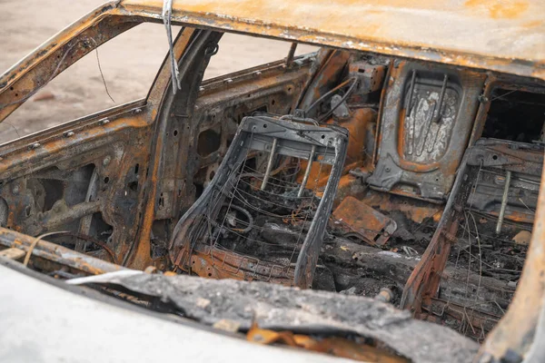 Auto nach vorsätzlicher Brandstiftung. Zerstörtes Fahrzeug nach Brand auf der Straße. — Stockfoto