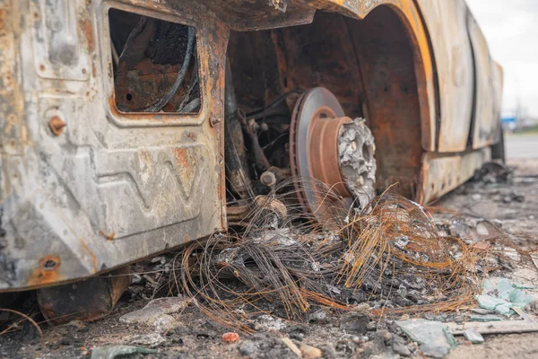 Auto nach vorsätzlicher Brandstiftung. Zerstörtes Fahrzeug nach Brand auf der Straße. — Stockfoto