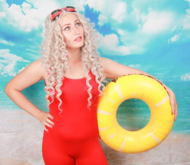 Plajda etkilendim cankurtaran işleri, insanları kurtarmak için lifebuoy kullanır, pinup kırmızı spandex genel yüzme giyer, kapalı duruyor, utandım hissediyor. Omg ve su aktiviteleri kavramı