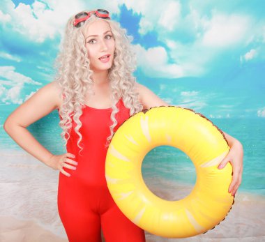 Plajda etkilendim cankurtaran işleri, insanları kurtarmak için lifebuoy kullanır, pinup kırmızı spandex genel yüzme giyer, kapalı duruyor, utandım hissediyor. Omg ve su aktiviteleri kavramı