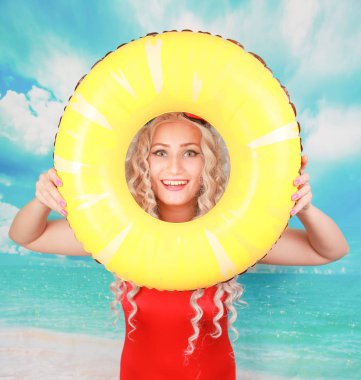 Plajda etkilendim cankurtaran işleri, insanları kurtarmak için lifebuoy kullanır, pinup kırmızı spandex genel yüzme giyer, kapalı duruyor, utandım hissediyor. Omg ve su aktiviteleri kavramı