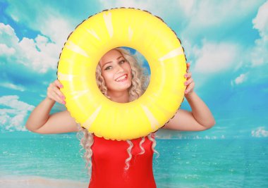 Plajda etkilendim cankurtaran işleri, insanları kurtarmak için lifebuoy kullanır, pinup kırmızı spandex genel yüzme giyer, kapalı duruyor, utandım hissediyor. Omg ve su aktiviteleri kavramı