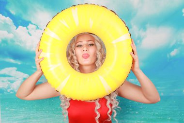 Plajda etkilendim cankurtaran işleri, insanları kurtarmak için lifebuoy kullanır, pinup kırmızı spandex genel yüzme giyer, kapalı duruyor, utandım hissediyor. Omg ve su aktiviteleri kavramı