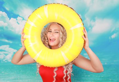 Plajda etkilendim cankurtaran işleri, insanları kurtarmak için lifebuoy kullanır, pinup kırmızı spandex genel yüzme giyer, kapalı duruyor, utandım hissediyor. Omg ve su aktiviteleri kavramı
