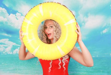 Plajda etkilendim cankurtaran işleri, insanları kurtarmak için lifebuoy kullanır, pinup kırmızı spandex genel yüzme giyer, kapalı duruyor, utandım hissediyor. Omg ve su aktiviteleri kavramı