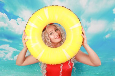 Plajda etkilendim cankurtaran işleri, insanları kurtarmak için lifebuoy kullanır, pinup kırmızı spandex genel yüzme giyer, kapalı duruyor, utandım hissediyor. Omg ve su aktiviteleri kavramı