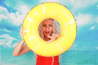 Plajda etkilendim cankurtaran işleri, insanları kurtarmak için lifebuoy kullanır, pinup kırmızı spandex genel yüzme giyer, kapalı duruyor, utandım hissediyor. Omg ve su aktiviteleri kavramı