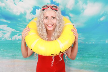 Plajda etkilendim cankurtaran işleri, insanları kurtarmak için lifebuoy kullanır, pinup kırmızı spandex genel yüzme giyer, kapalı duruyor, utandım hissediyor. Omg ve su aktiviteleri kavramı