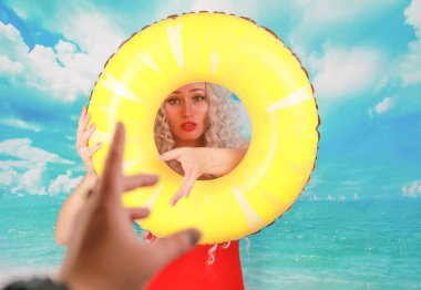 Plajda etkilendim cankurtaran işleri, insanları kurtarmak için lifebuoy kullanır, pinup kırmızı spandex genel yüzme giyer, kapalı duruyor, utandım hissediyor. Omg ve su aktiviteleri kavramı