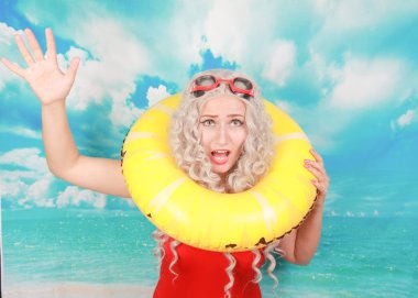 Plajda etkilendim cankurtaran işleri, insanları kurtarmak için lifebuoy kullanır, pinup kırmızı spandex genel yüzme giyer, kapalı duruyor, utandım hissediyor. Omg ve su aktiviteleri kavramı